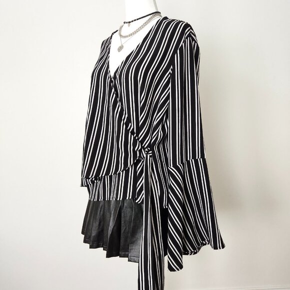 Striped Bell Sleeve Wrap Top Medium Black White Boho Flowy Goth Chloe‎ & Katie - Picture 2 of 13
